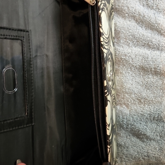 Women's Circle Design Wristlet Clutch - Picture 4 of 5